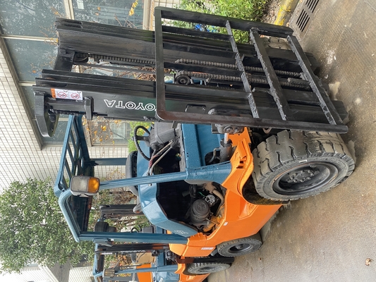 Japan TOYOTA FD30 Diesel Forklift 3 Ton Pallet Lifting Truck with Low Working Hours