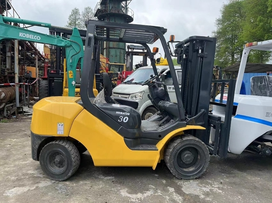 Best-Service Diesel Forklift for Farms Komatsu 30 Good-Condition Transporting Equipment